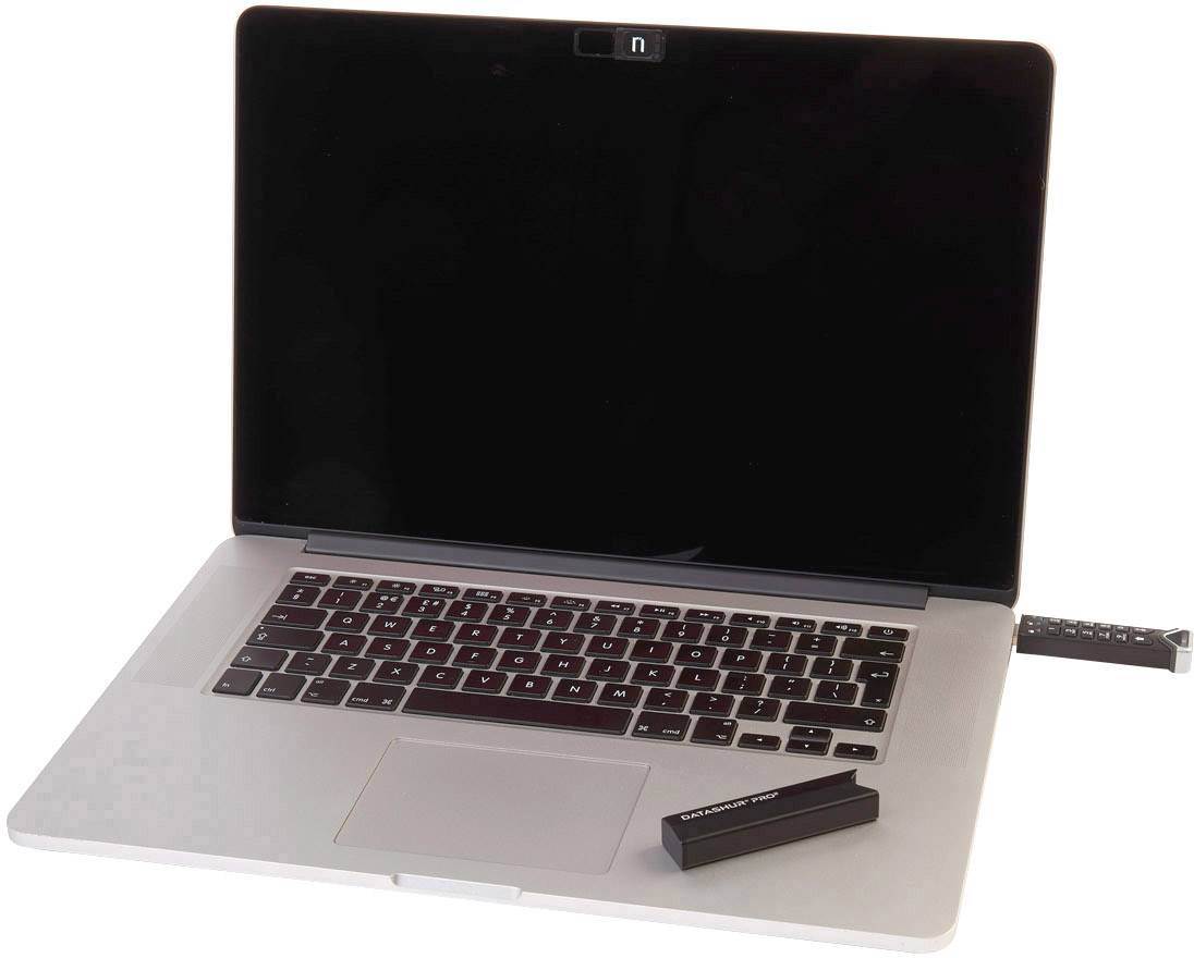 Ein geöffneter Laptop mit schwarzem Bildschirm; auf der Tastatur liegt ein kleiner rechteckiger Gegenstand.