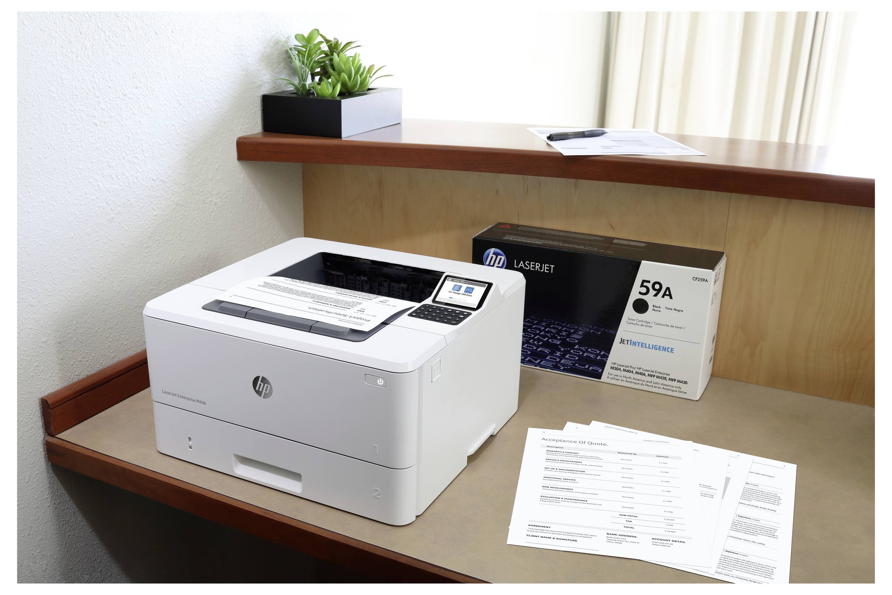 Weißer HP LaserJet-Drucker auf einem Schreibtisch mit einer 59A-Tonerbox, Schreibwaren und einer kleinen Topfpflanze auf einem Regal dahinter.