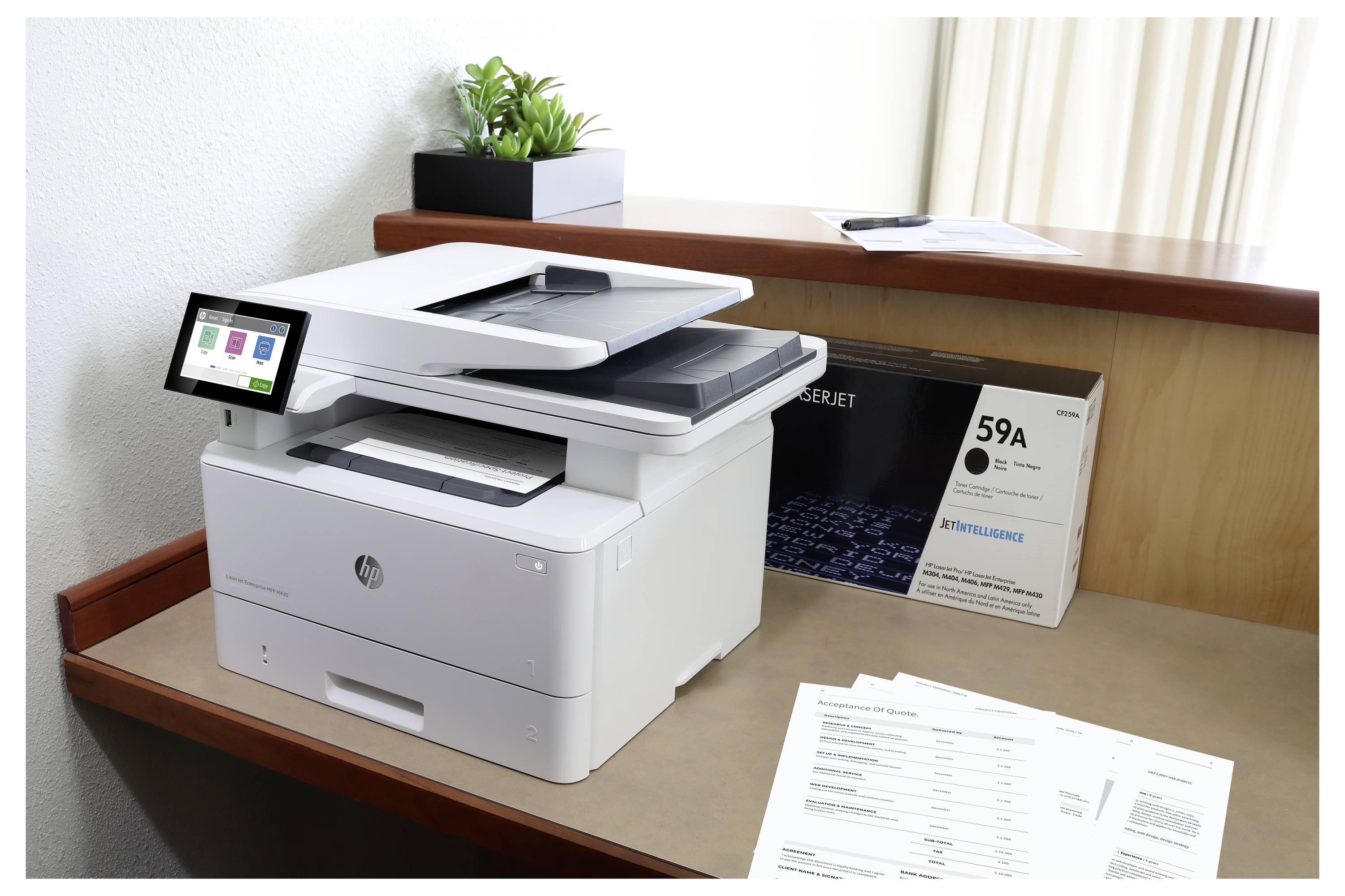HP-Multifunktionsdrucker auf einem Schreibtisch, mit aktivem Touchscreen und gedruckten Seiten davor, neben einer Tonerkartusche und einer Pflanze