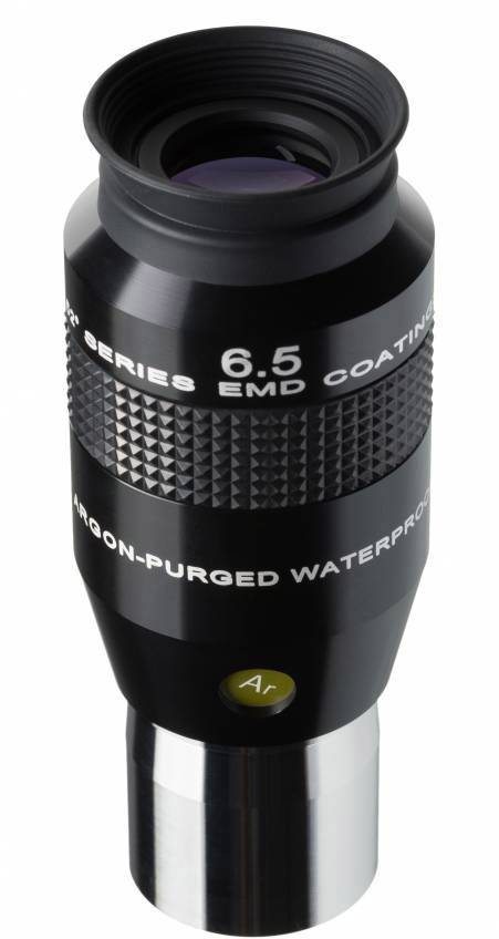 Ein schwarzes Fernglas-Okular mit der Aufschrift '6.5' und 'ARGON-PURGED WATERPROOF'. Hochwertige Verarbeitung mit Metallbeschichtung.