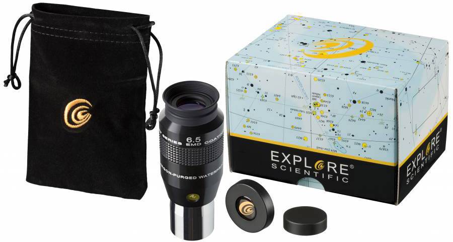 Ein Explore Scientific Okular neben einer schwarzen Tasche und einer Verpackung mit Sternkartenmuster, geeignet für Teleskopbeobachtungen.