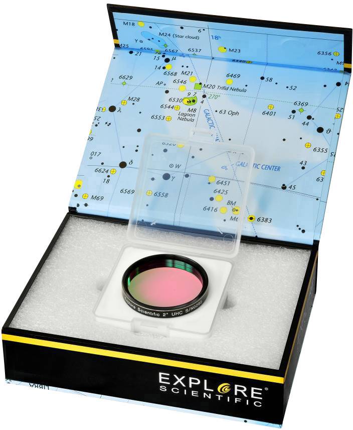 Ein astronomischer Filter in einer geöffneten Box mit Sternenkarte im Hintergrund, die verschiedene Sternkonstellationen zeigt.