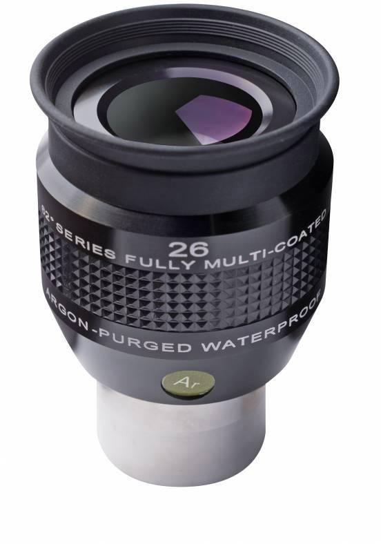 Ein Fernglas-Okular mit der Aufschrift 'APM 26mm Fully Multi-Coated'. Es hat ein robustes Design und ist spritzwassergeschützt.