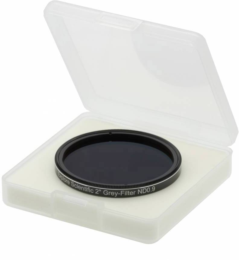 Ein grauer ND0.9-Filter liegt in einer durchsichtigen Plastikbox, leicht geöffnet. Der Filter ist für die Fotografie gedacht.
