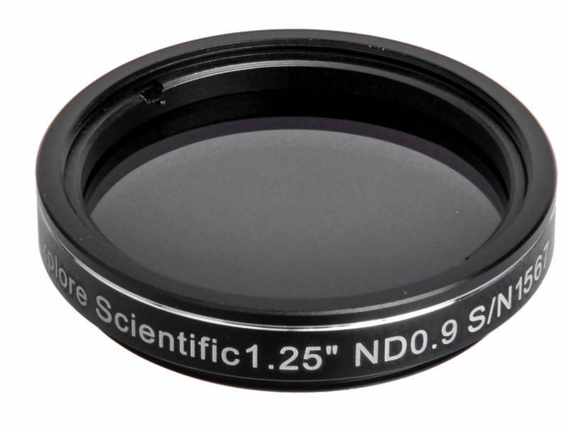Ein schwarzer ND-Filter der Marke 'Explore Scientific' für Teleskope. Größenangabe 1,25 Zoll und Dichte ND0.9.
