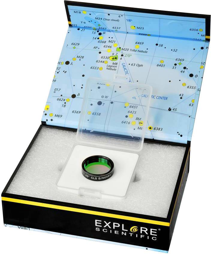 Ein astronomischer Filter in einem Schaumstoff-Etui, präsentiert in einer Box mit Sternenkarte. Markenlogo 'Explore Scientific' vorne.