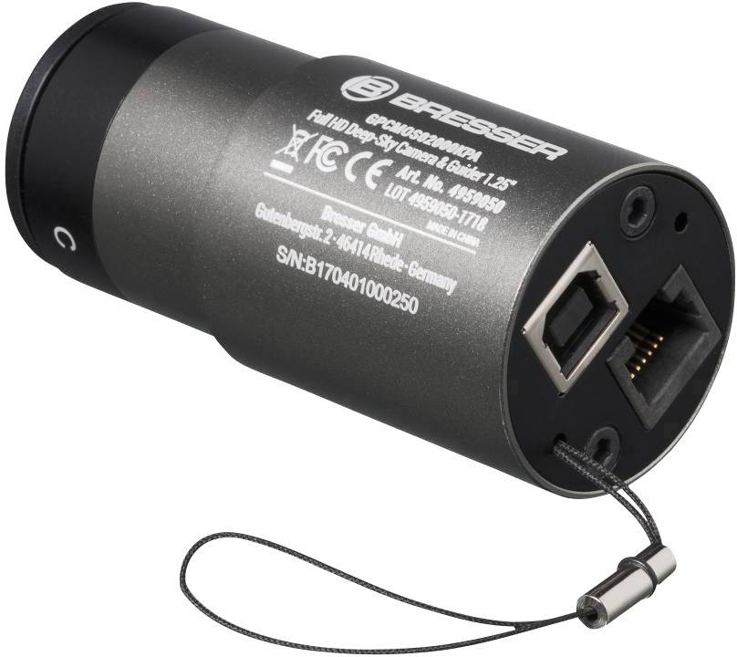 Ein silbernes, zylindrisches elektronisches Gerät mit Netzwerkkabel- und USB-Anschlüssen. Enthält Produktinformationen und Seriennummer.