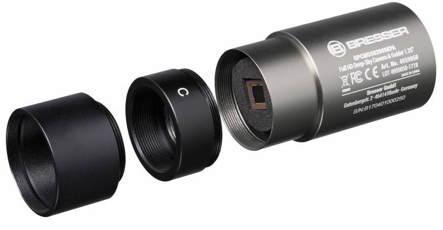 Digitalkamera für Teleskope mit abnehmbarem Adapter und Sensor sichtbar. Markenname und technische Details auf der Kameraoberfläche.