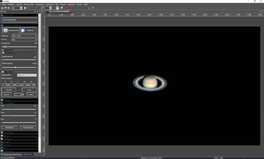 Ein Bild des Planeten Saturn mit sichtbaren Ringen, angezeigt auf einem Computerbildschirm mit Bildbearbeitungssoftware.