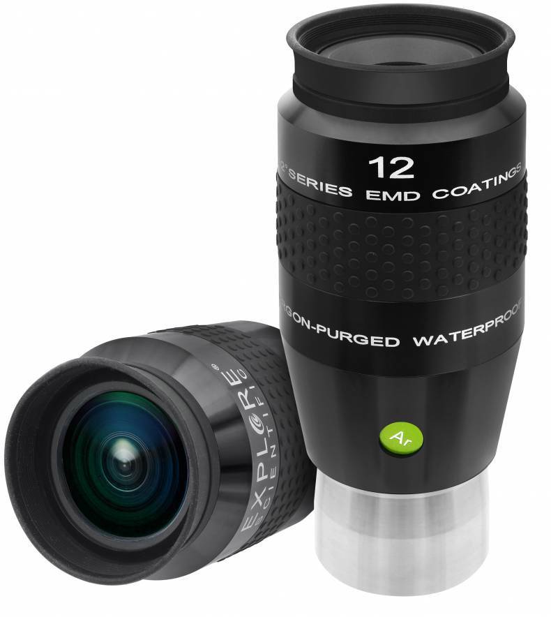 Zwei schwarze Teleskopokulare mit Ar-Beschichtung und 12 mm Brennweite, eines aufrecht und das andere liegend, sichtbar.