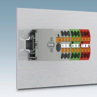 Eine graue Steckverbindung mit beschrifteten Anschlüssen von 1 bis 9 auf einem metallischen Hintergrund, genutzt für elektrische Verbindungen.