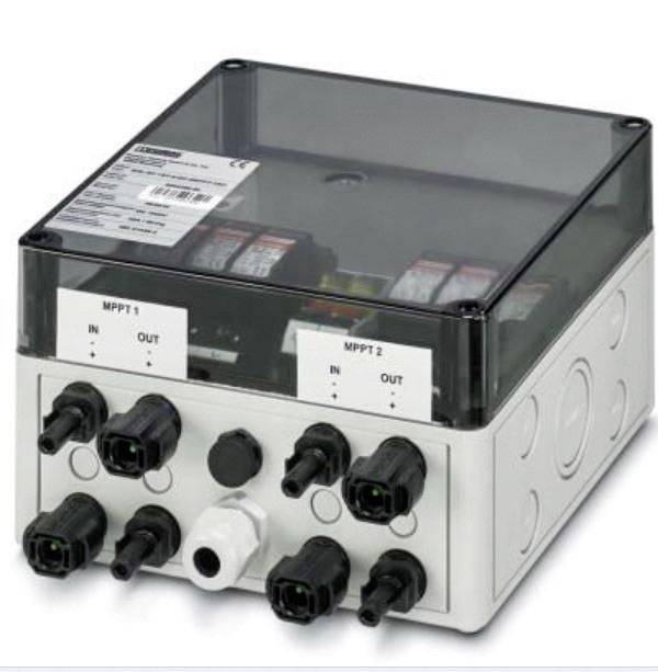 Elektrischer Verteilerkasten mit durchsichtiger Abdeckung, mehreren Steckverbindungen und zwei markierten Abschnitten 'MPPT1' und 'MPPT2'.
