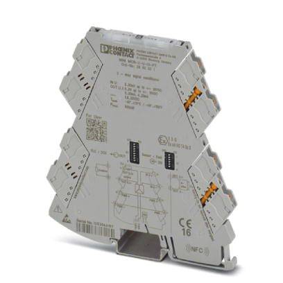 Elektronisches Gerät mit grauem Gehäuse, mehreren Steckverbindungen und technischen Details aufgedruckt. Verwendet in der Industrieautomation.
