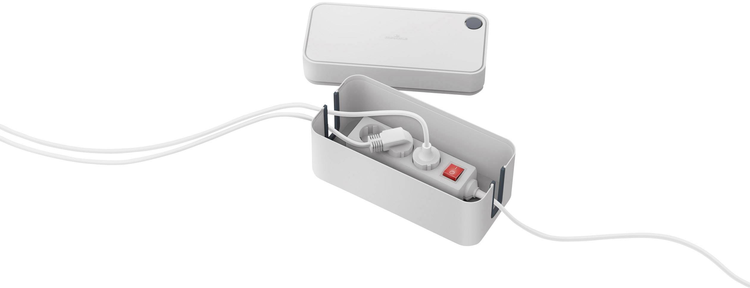 Auf dem Bild ist eine geöffnete Kabelbox mit mehreren angeschlossenen Steckern und einem Kabelmanagement-System zu sehen.