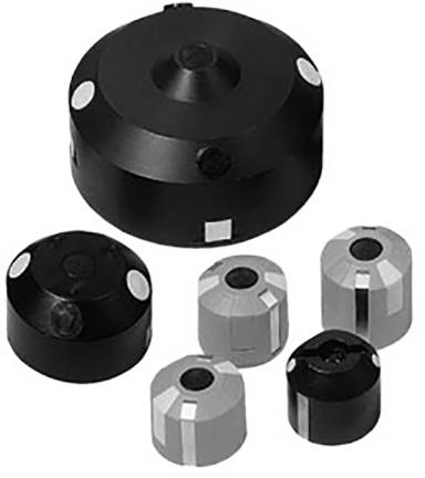 Fünf zylindrische, unterschiedlich große Spulenkörper, drei schwarz, zwei silber, mit Markierungen, auf weißem Hintergrund.