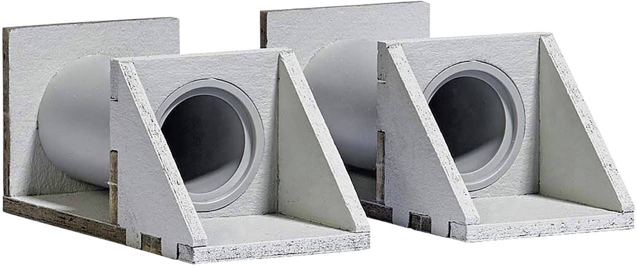 Zwei graue, dreieckige Holzgestelle, die jeweils ein durchgehendes Rohr halten. Geeignet zur Unterstützung von Rohren oder ähnlichen Objekten.