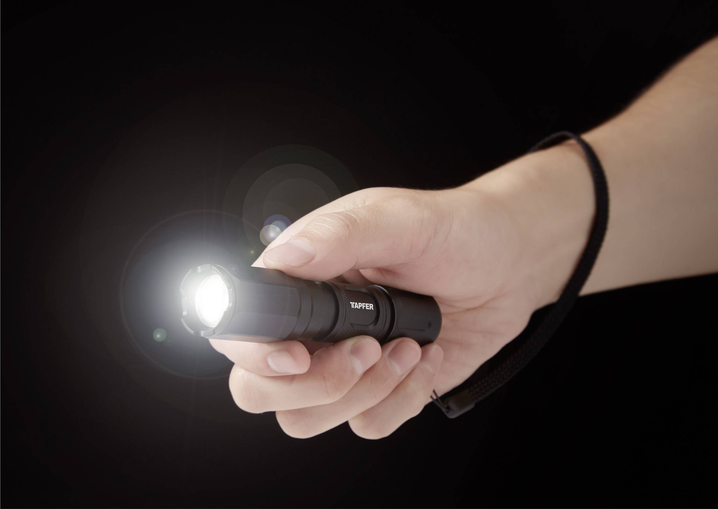 Tapfer 5002LTF LED Taschenlampe Einstellbare Punktgröße, mit Gürtelclip batteriebetrieben 135lm 68g