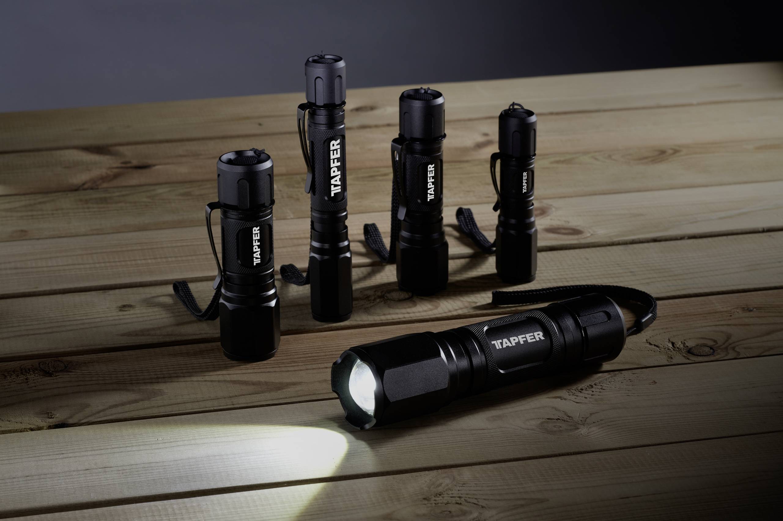 Tapfer 5005LTF LED Taschenlampe Einstellbare Punktgröße, mit Gürtelclip akkubetrieben 760lm 89g