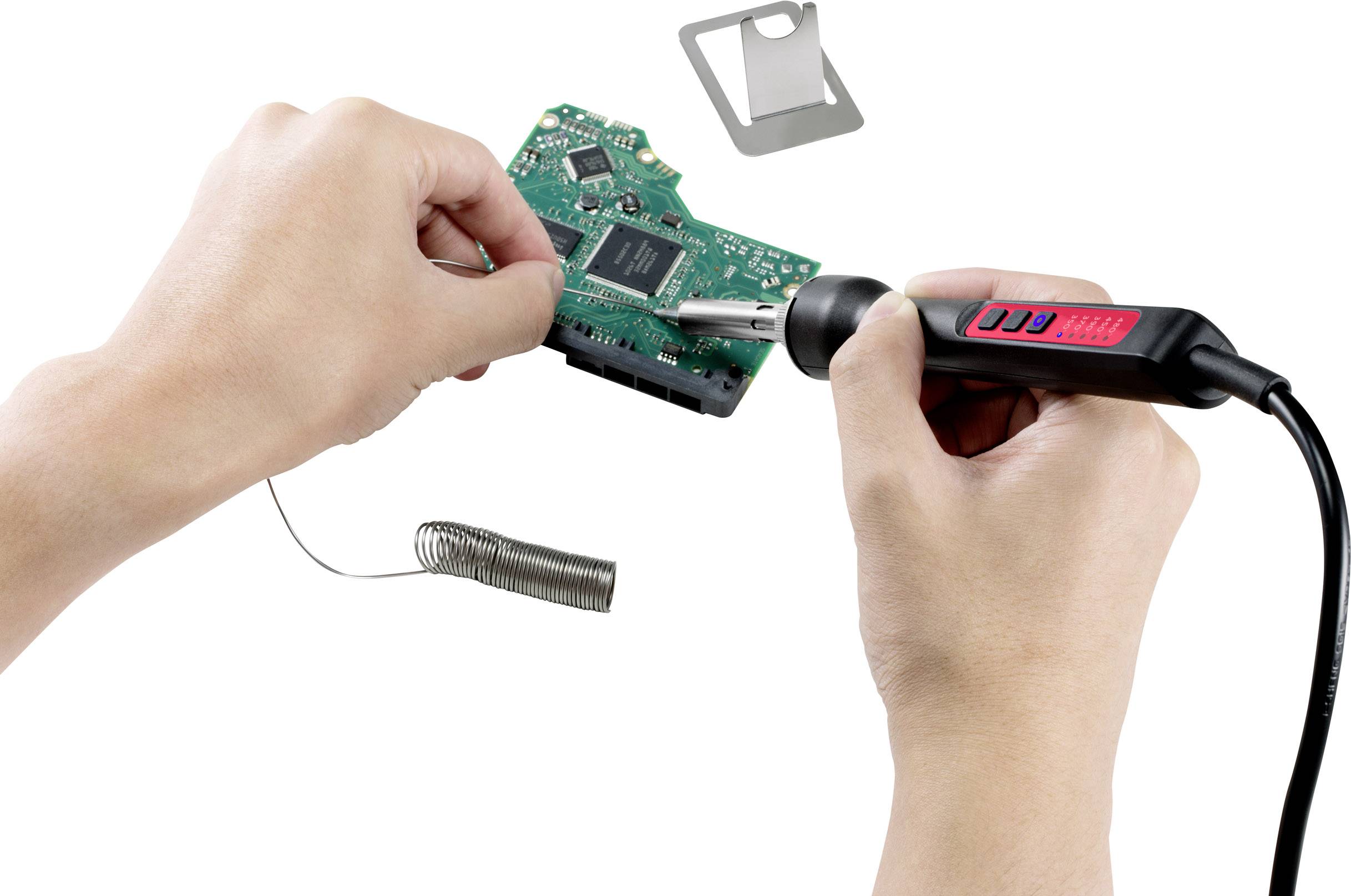 Jemand lötet an einer grünen Leiterplatte mit einem Lötkolben und Lotdraht.