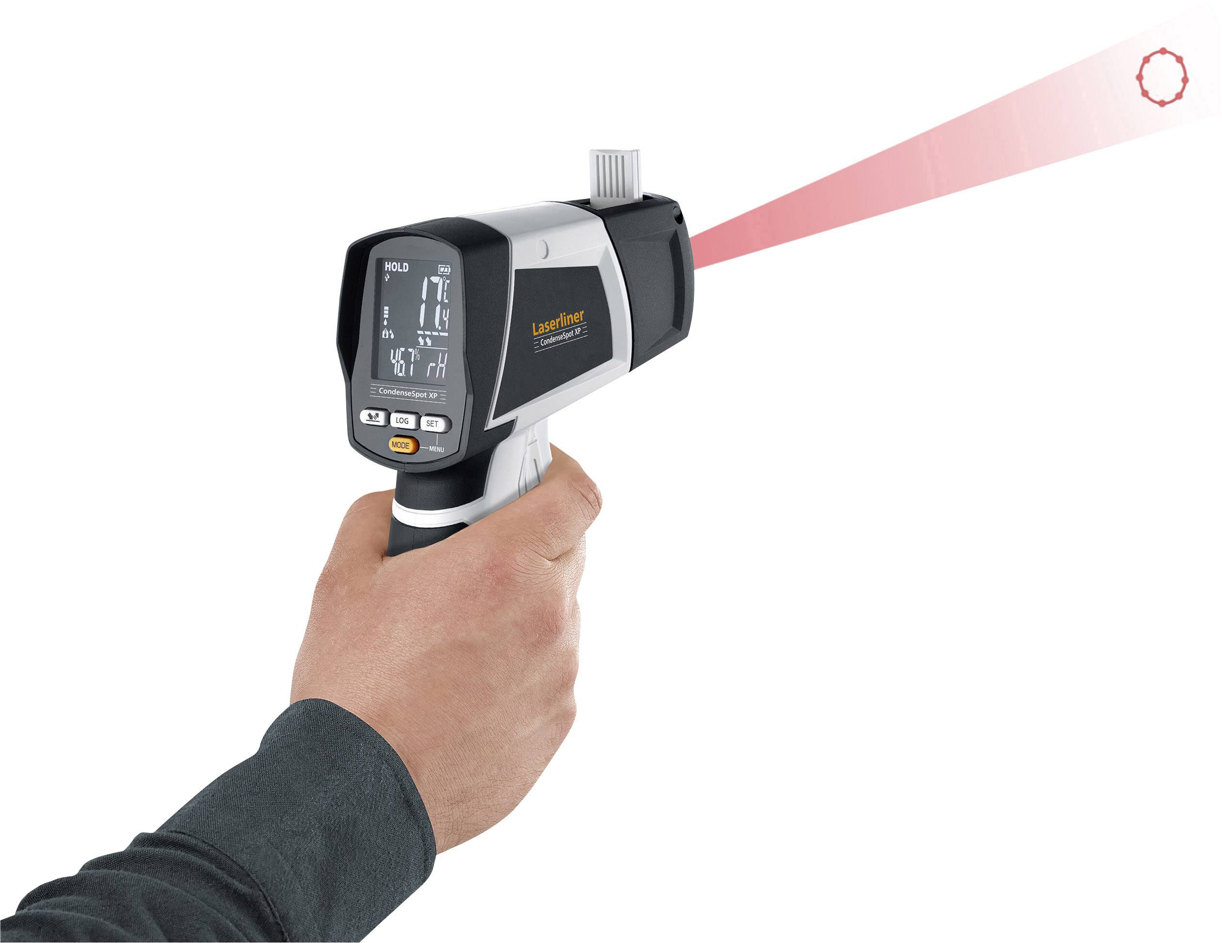 Ein Handgerät zur Temperaturmessung zeigt auf ein Zielpunkt. Display mit Daten zu Temperatur. Person hält das Gerät mit einer Hand.