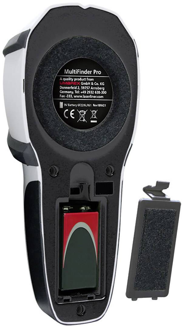 Ein geöffnetes elektronisches Gerät mit sichtbarer Batterie, deren Abdeckung daneben liegt. Text auf der Rückseite enthält Firmendetails.