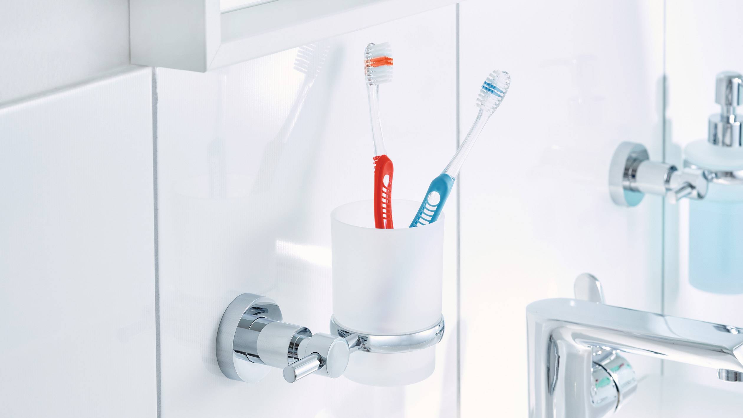 Tesa 40284-00000-00 LOXX Zahnputzbecher Klebstoff Chrom (glänzend), Weiß (satiniert)