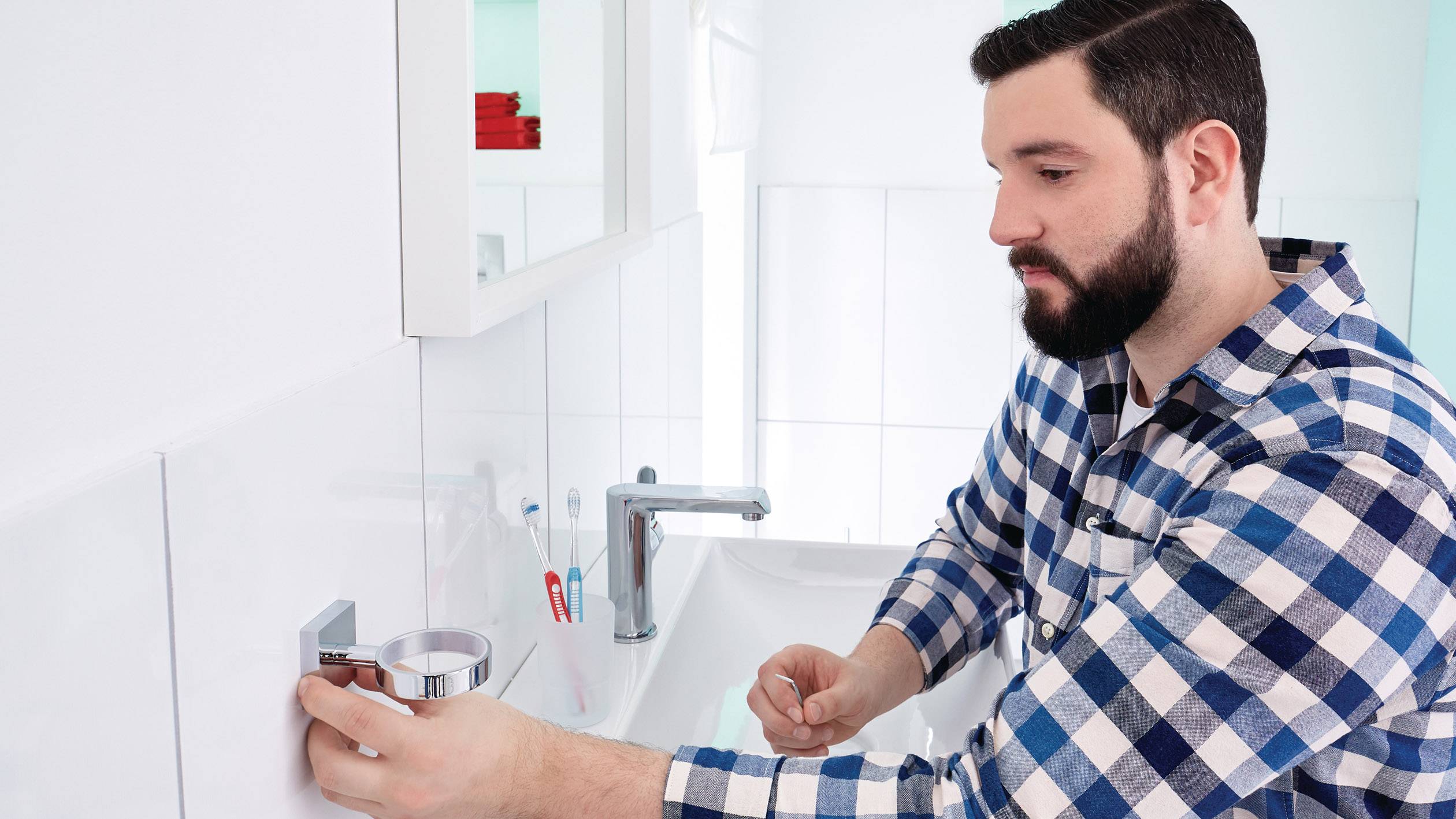 tesa 40244-00000-00 ekkro Zahnputzbecher Klebstoff Chrom (glänzend), Weiß (satiniert)