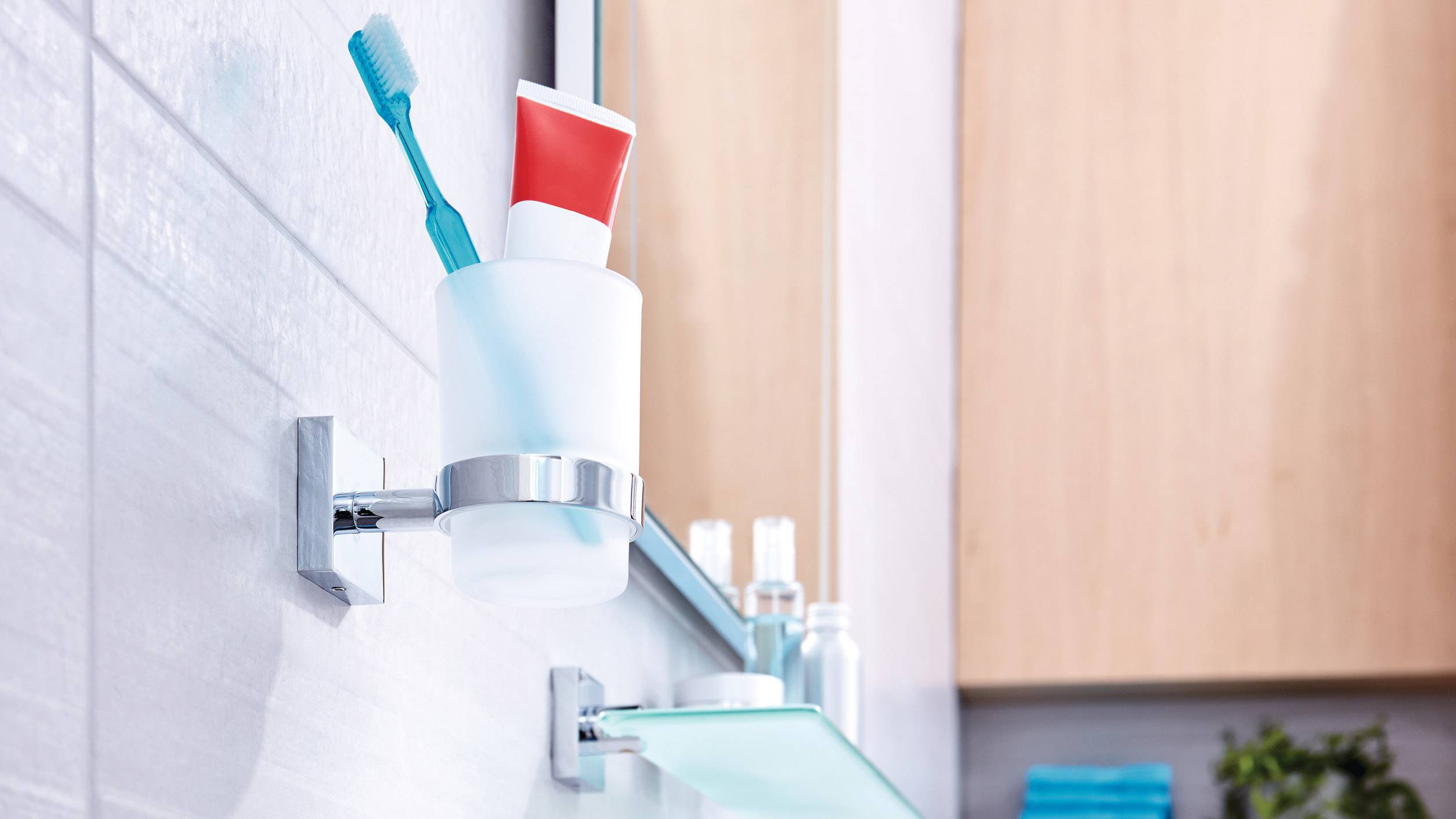 tesa 40244-00000-00 ekkro Zahnputzbecher Klebstoff Chrom (glänzend), Weiß (satiniert)