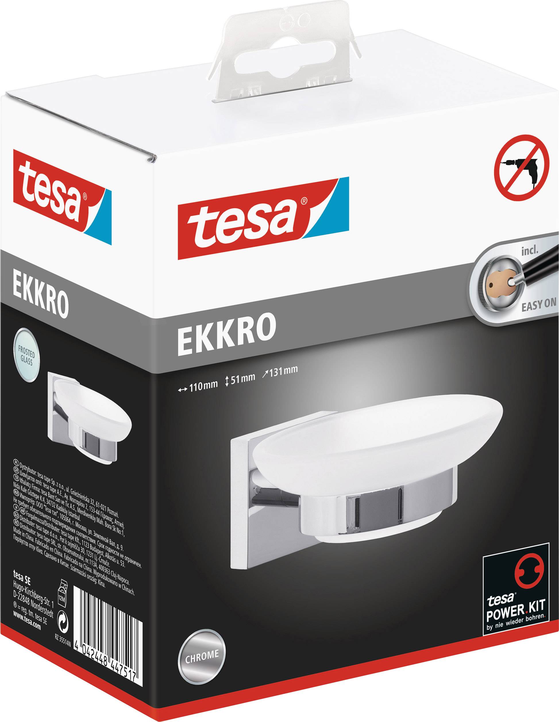 Die Abbildung zeigt eine Verpackung der tesa EKKRO Bad-Accessoireslinie, die eine weiße Seifenschale mit einem glänzenden, chromfarbenen Halter enthält.