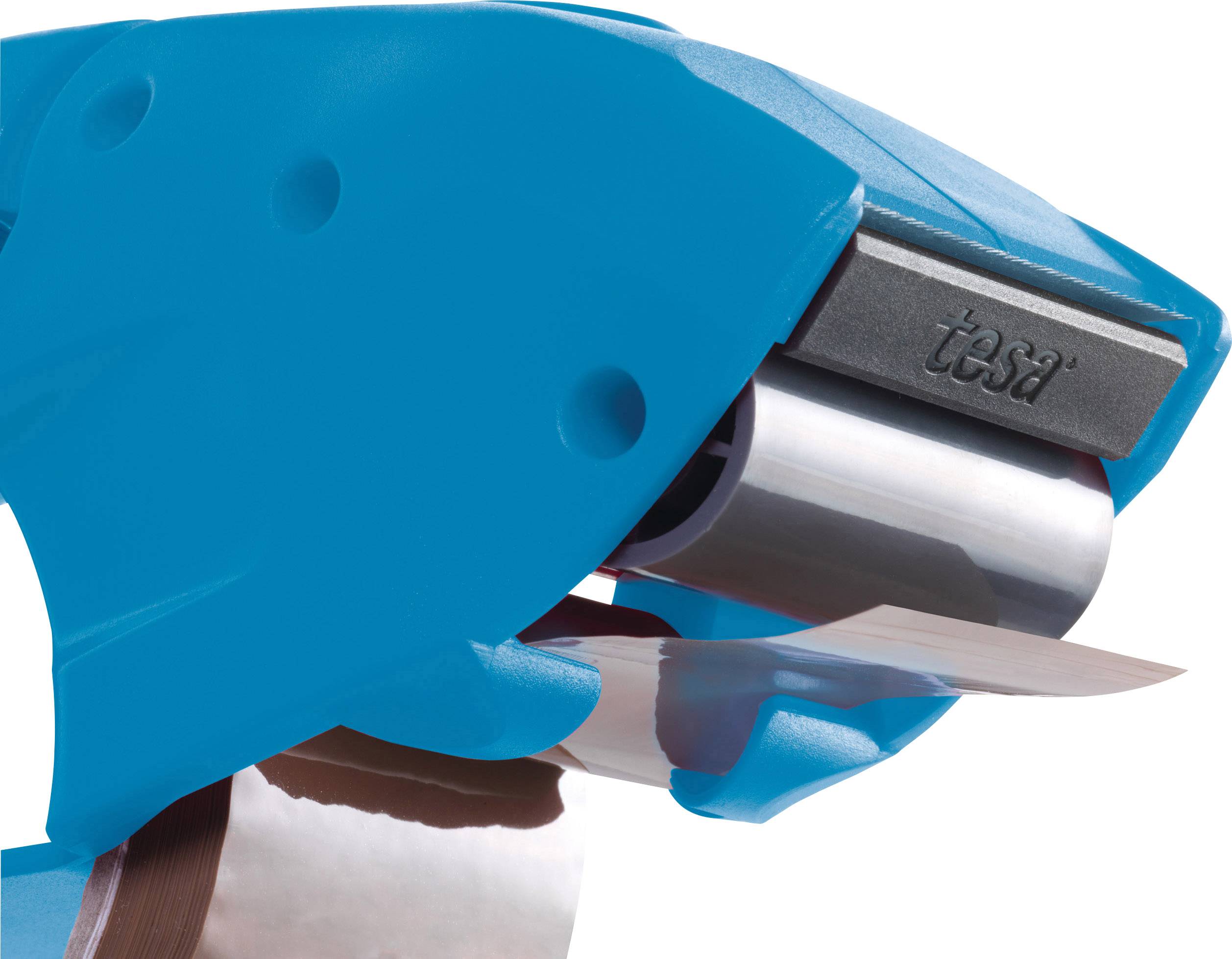 Ein blauer Klebebandabroller von 'tesa', der ein Stück braunes Paketband abrollt.