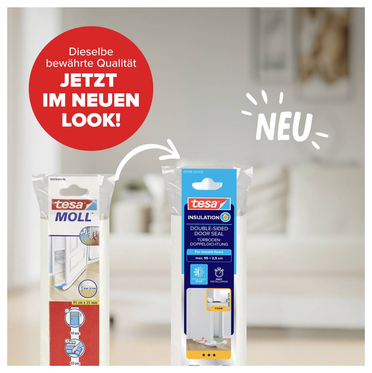 'Neue Verpackung für Tesa Insulation: Doppelseitige Türdichtung, dieselbe bewährte Qualität, jetzt im neuen Look!' Vorher-Nachher-Vergleich links und rechts. Wohnraum im Hintergrund.