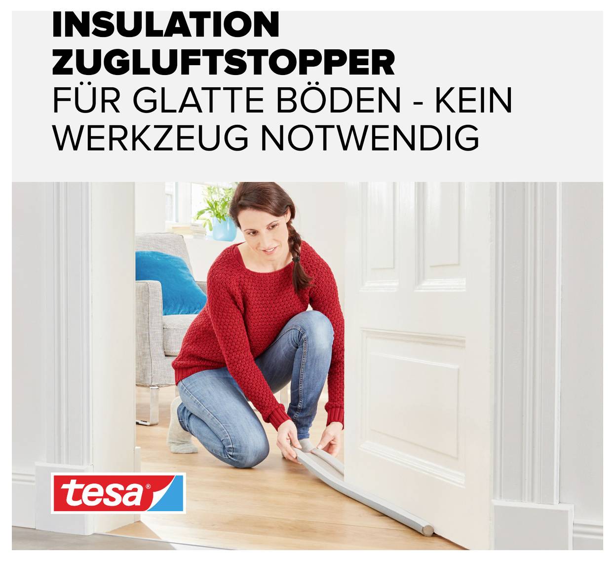Frau installiert einen Zugluftstopper an einer Tür. Text oben: 'Insulation Zugluftstopper für glatte Böden - kein Werkzeug notwendig'.
