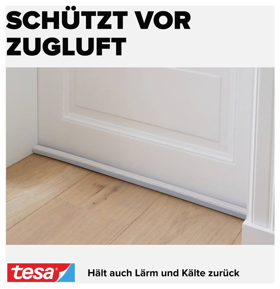 Eine Tür mit einer Dichtung am unteren Rand, die Zugluft, Lärm und Kälte abhält. Text oben: 'Schützt vor Zugluft'.
