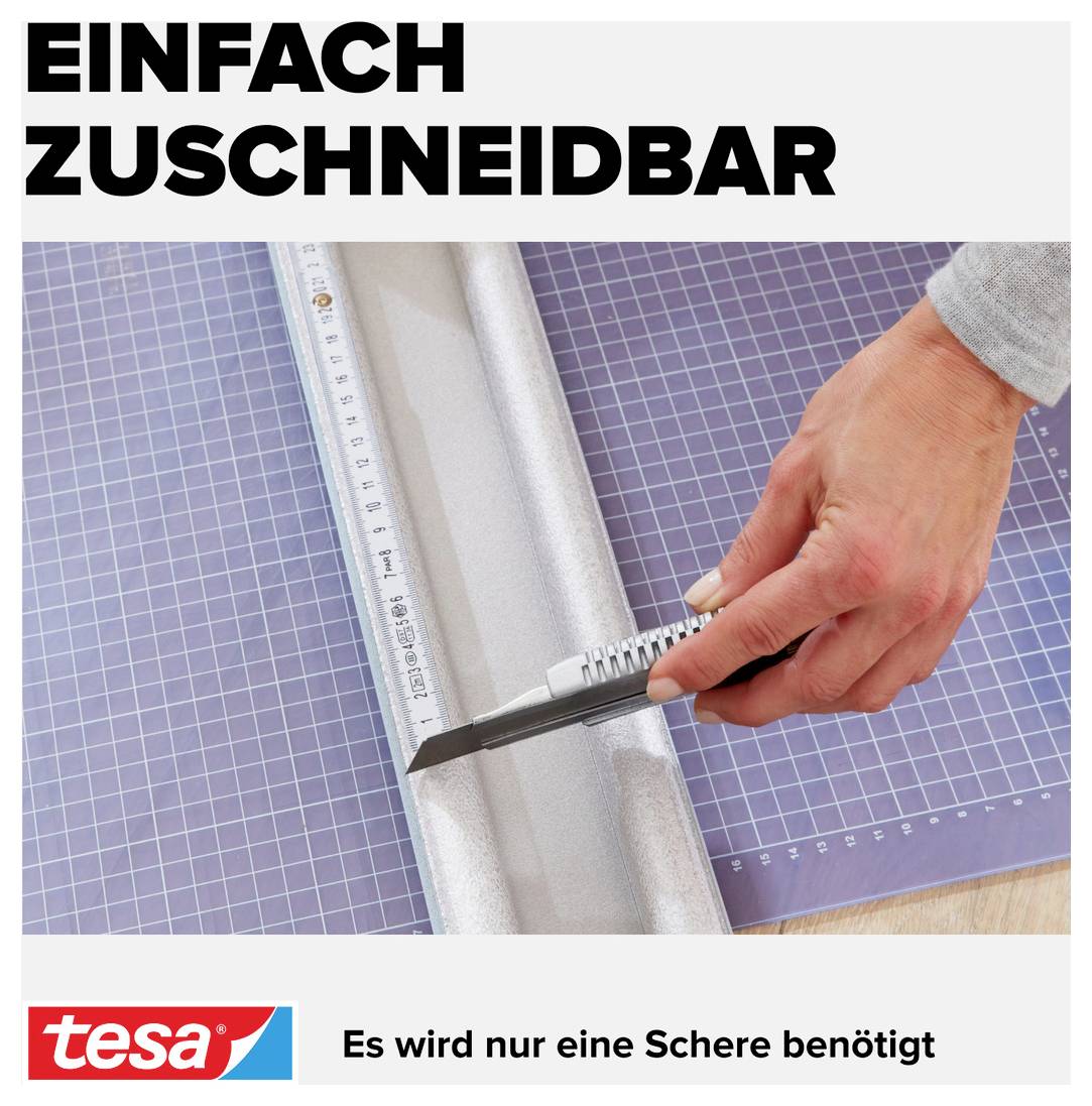 Eine Hand schneidet mit einem Cutter Messer auf einer Schneidematte Folie ab. Text oben: 'EINFACH ZUSCHNEIDBAR'. Unten: 'Es wird nur eine Schere benötigt'.