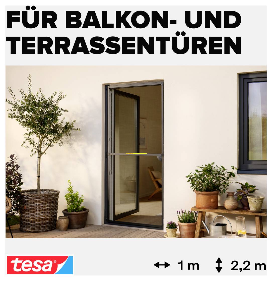 Werbebild für Balkon- und Terrassentüren mit geöffneter Schiebetür; unten tesa-Logo, Maßangaben 1 m und 2,2 m.