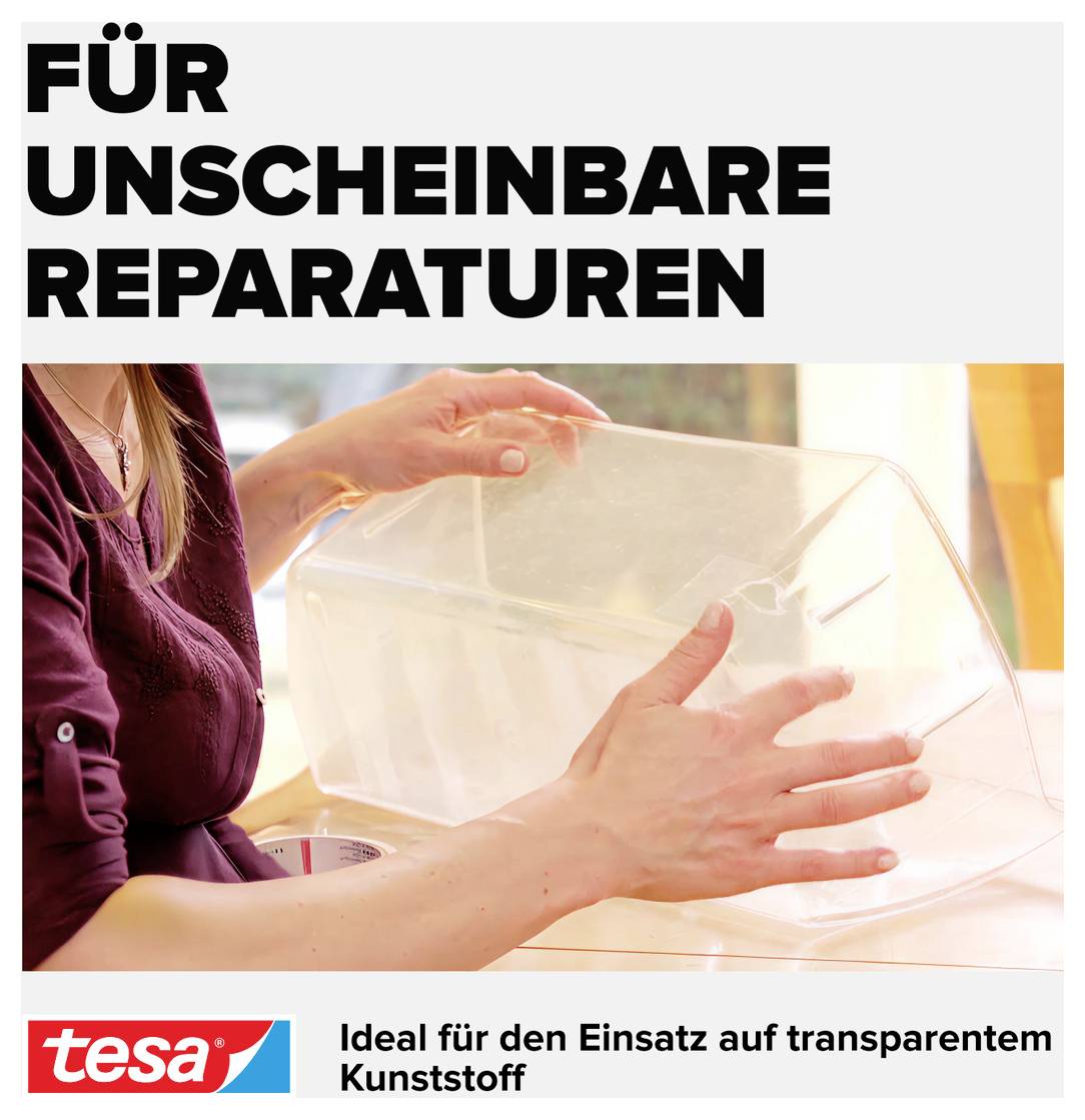 Frau befestigt durchsichtiges Klebeband an transparentem Kunststoff für unsichtbare Reparaturen. Tesa-Logo unten.
