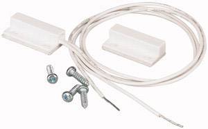 Ein Magnetsensor-Set bestehend aus zwei weißen Sensoren mit Kabeln und vier Schrauben, geeignet für die Montage.