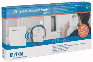 Verpackung eines drahtlosen Zweitschalters mit sichtbarem Schalter, Modul und einem Foto einer Person beim Bedienen eines Schalters.