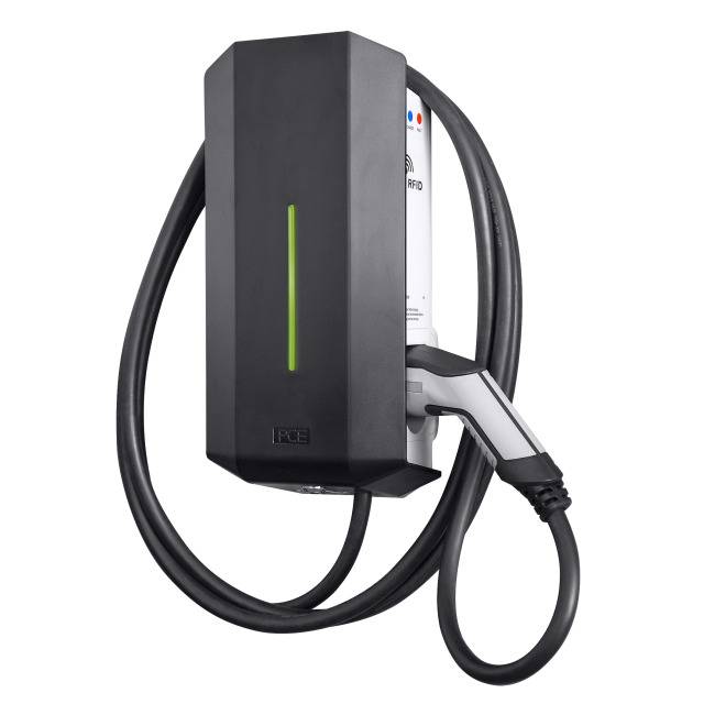 Ein schwarzes Elektroauto-Ladegerät mit Kabel und leuchtender LED-Anzeige ist an der Wand montiert.