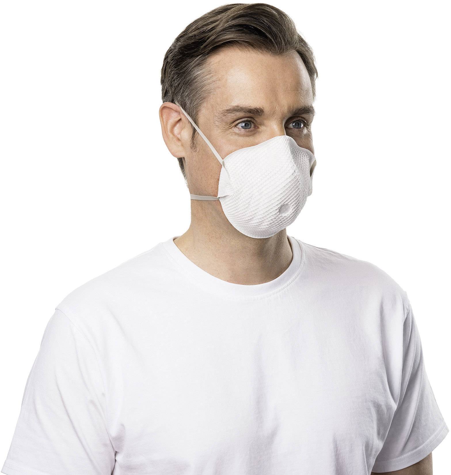 Ein Mann trägt eine weiße Atemschutzmaske und ein weißes T-Shirt.