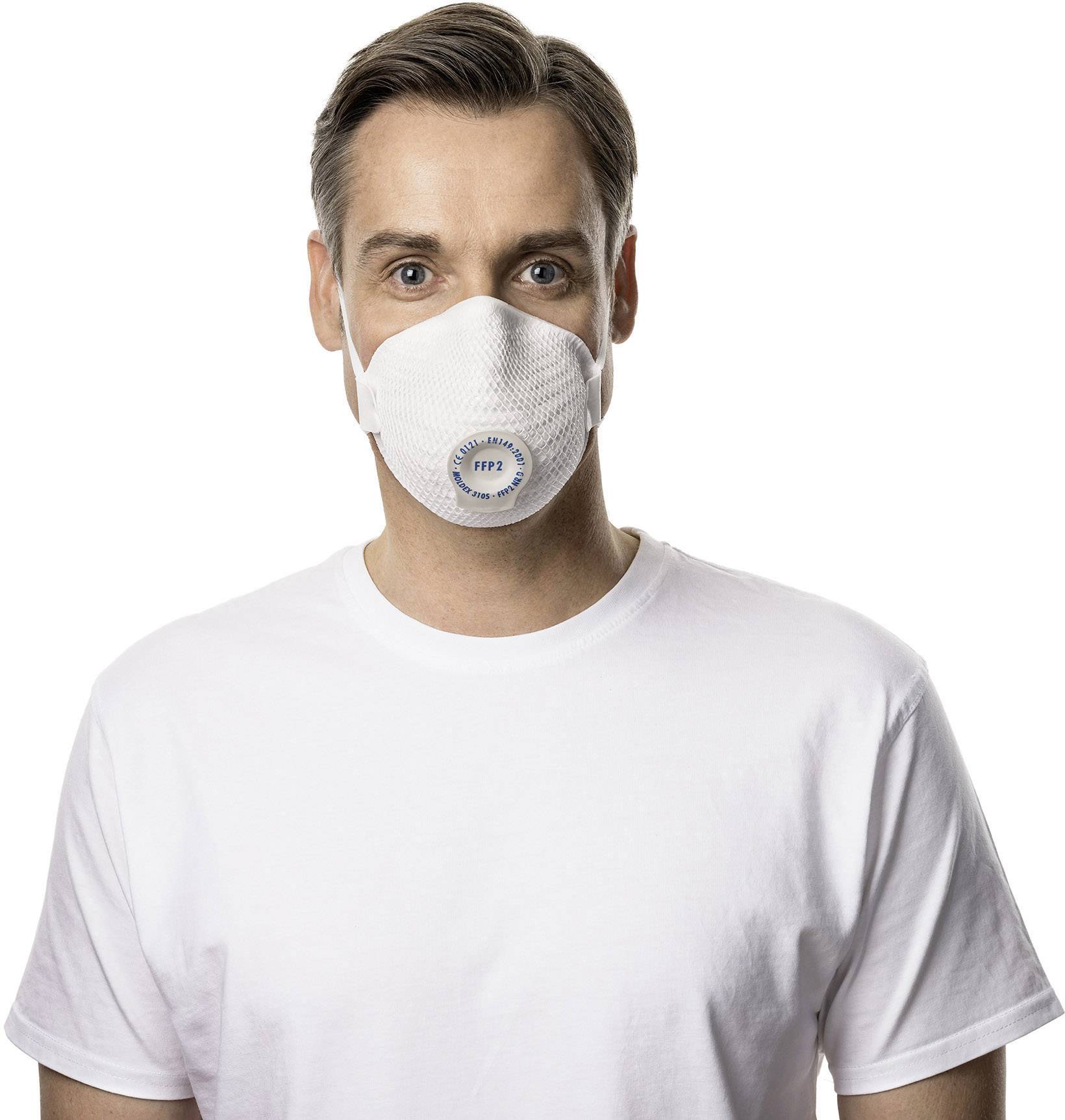Ein Mann trägt ein weißes T-Shirt und eine FFP2-Maske.