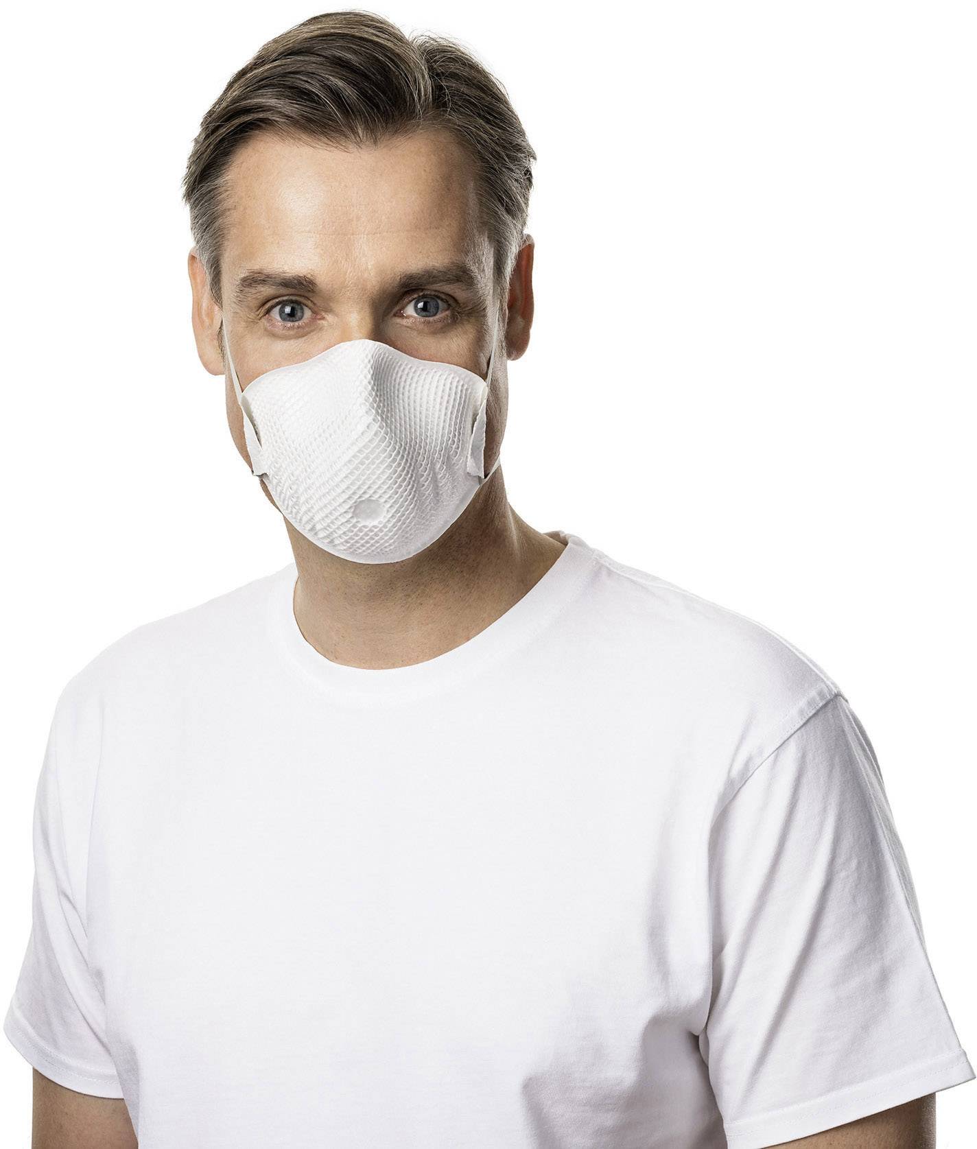 Ein Mann mit braunem Haar trägt ein weißes T-Shirt und eine weiße Schutzmaske.
