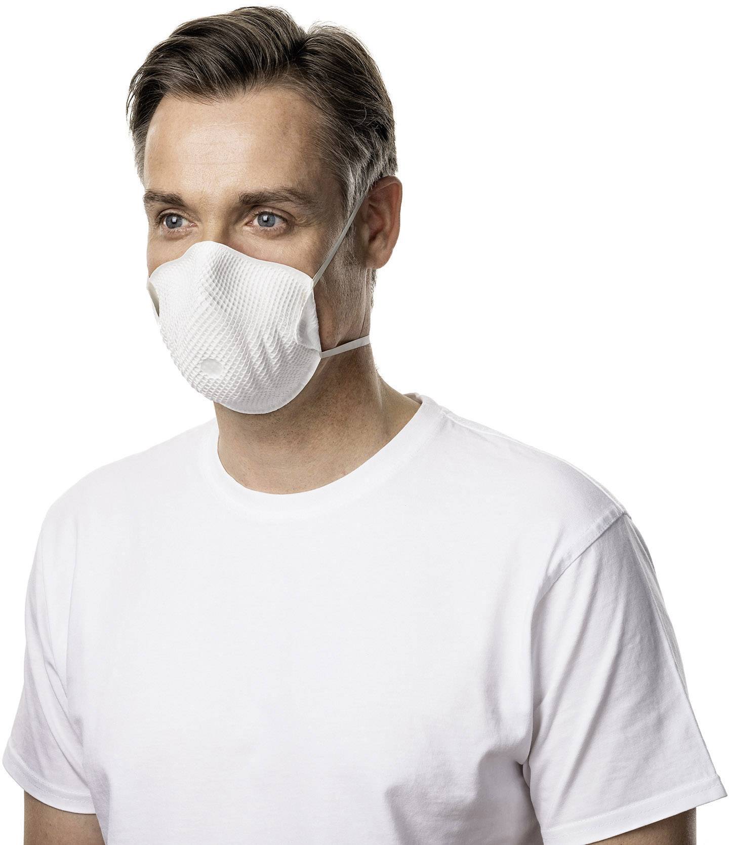 Ein Mann in einem weißen T-Shirt trägt eine weiße Schutzmaske.