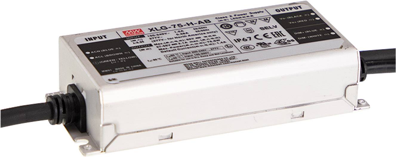 Ein rechteckiges elektronisches Gerät mit Beschriftungen und Symbolen auf der Oberseite, zwischen zwei Kabeln positioniert.