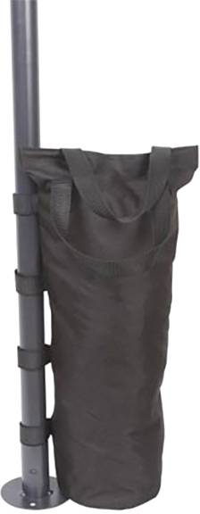 Ein schwarzer Sandsack ist an einem Metallpfahl befestigt und dient als Gewichtsstütze, um den Pfahl stabil zu halten.