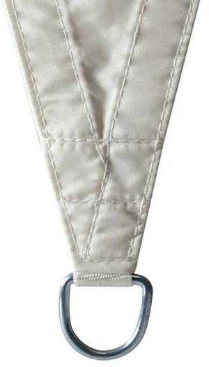 Dreieckiges Segeltuch mit Metallring an der Spitze; Detailaufnahme zeigt Nähte und Materialbeschaffenheit.