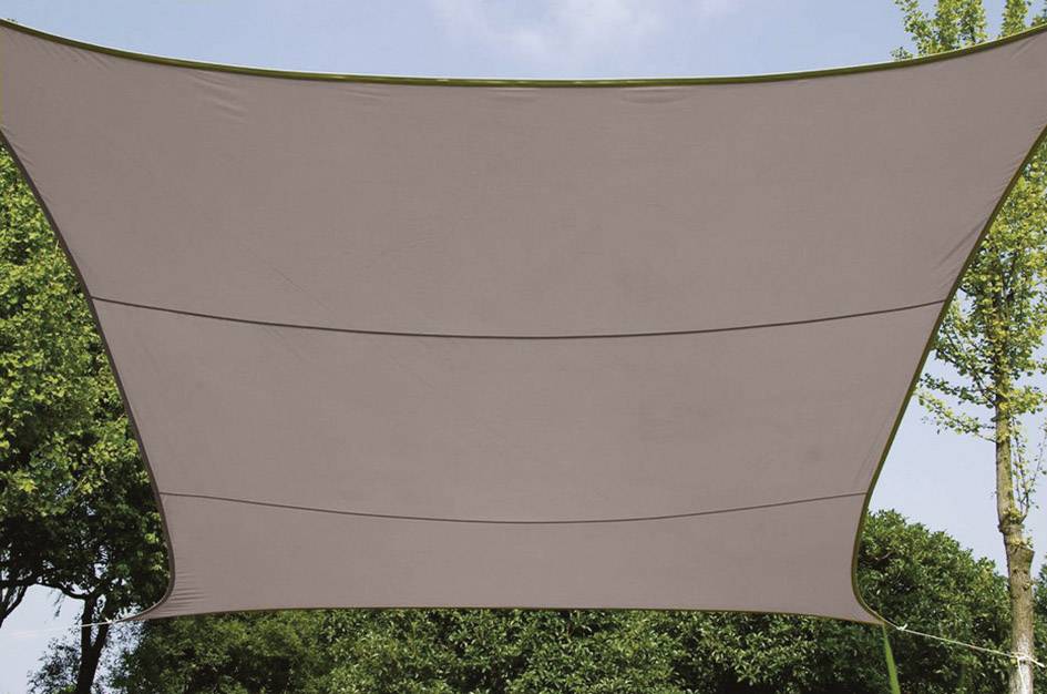 Ein rechteckiges Sonnensegel aus Stoff ist aufgespannt, umgeben von grünen Bäumen und Himmel, bietet Schatten im Freien.