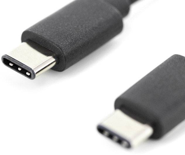 Nahaufnahme von zwei schwarzen USB-C-Steckern auf weißem Hintergrund, gekennzeichnet durch das symmetrische Design der Anschlüsse.