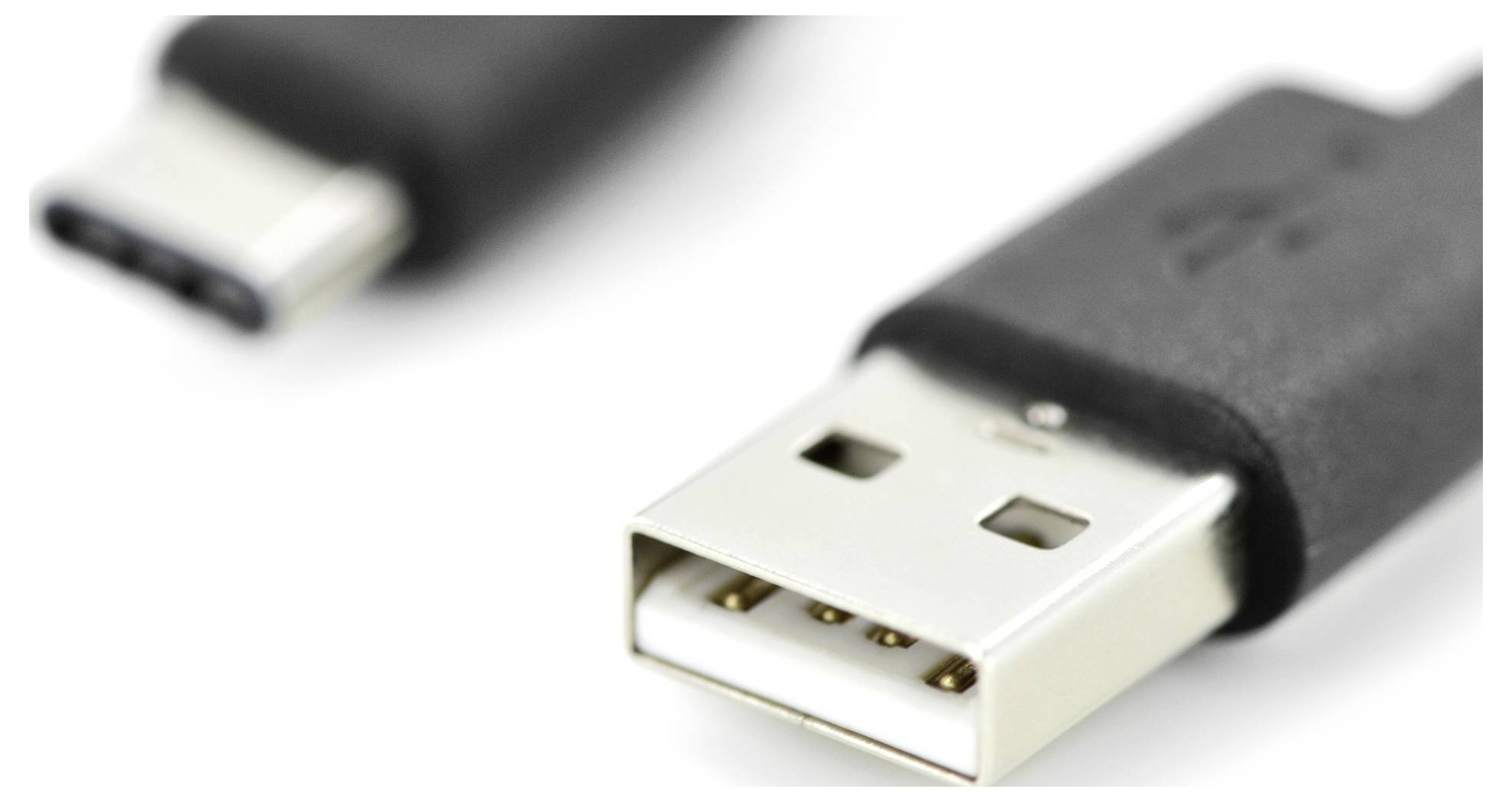 Nahaufnahme von zwei USB-Kabeln: links USB-C und rechts USB-A. Sie sind schwarz-silbern und für Datenübertragung oder Laden geeignet.