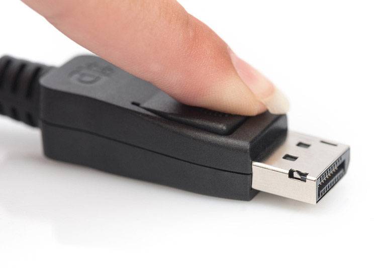 Eine Finger drückt auf den Entriegelungsknopf eines DisplayPort-Steckers. Der Stecker ist teilweise in Großaufnahme sichtbar.